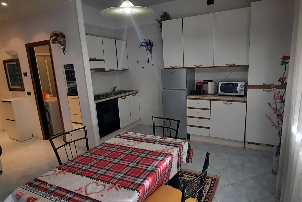 Zsuzsa Lak Apartment Mestre Luaran gambar